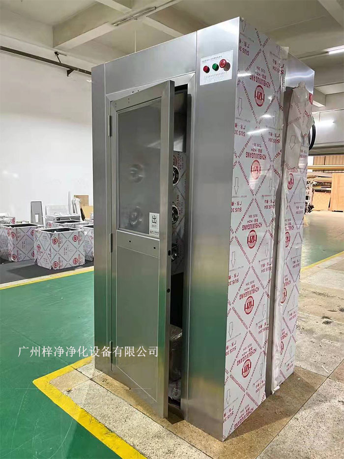 風(fēng)淋室是潔凈室中用于人員凈化的重要裝置。